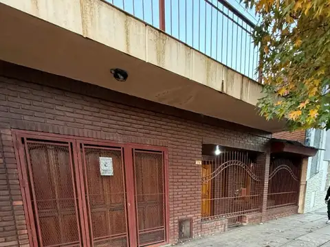 CASA 3 AMBIENTES CON PATIO Y TERRAZA. EXCELENTE UBICACION