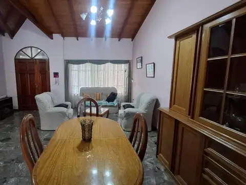 Casa con jardín y piscina