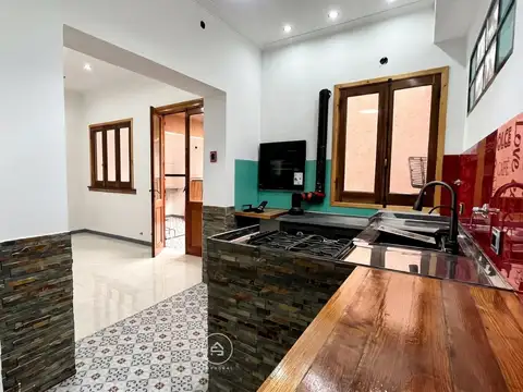 Casa 6 ambientes con 2 baños