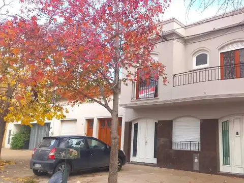 116 e/64 y 65 -Casa de Estilo en PH -3 dormitorios - Garage