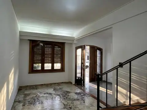 CASA DE ESTILO en PH -3 dormitorios - COCHERA - CALLE 116 e/64 y 65 - LA PLATA
