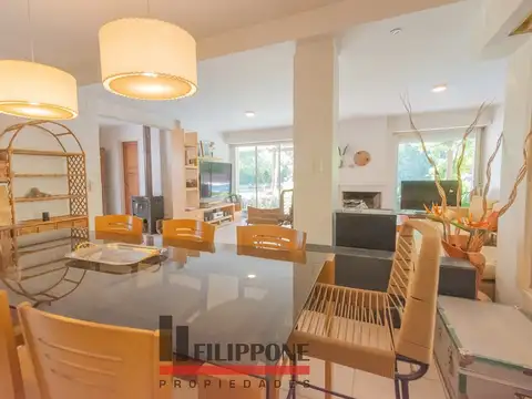 Casa en Venta con 2 cocheras