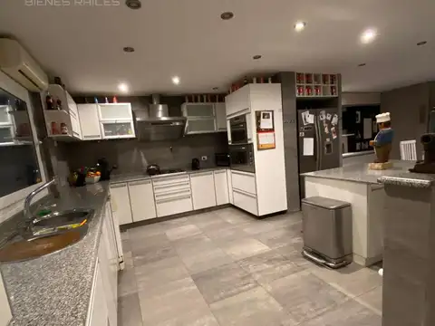 Casa 6 ambientes 3 plantas con ascensor venta alquiler Abril