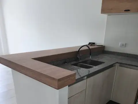 DEPARTAMENTO 3 AMBIENTES CON BALCÓN Y COCHERA. ESPAÑA 136 PISO 5 DAVELLANEDA.