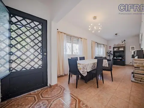 PH de 4 ambientes, 2 baños y terraza de toda la superficie.