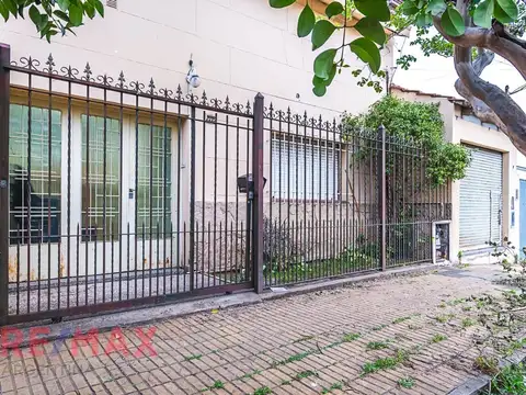 CASA/PH EN VENTA 4 AMB EN RAMOS MEJIA CON PARQUE