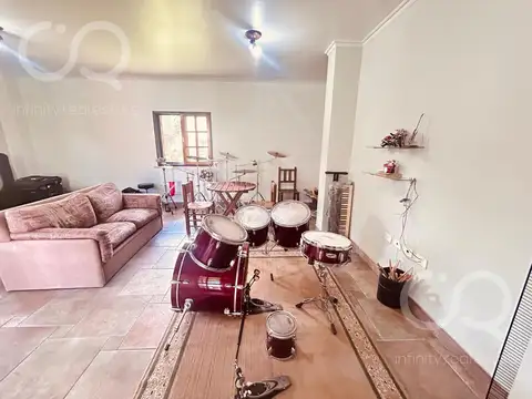 Casa 8 ambientes con 5 baños