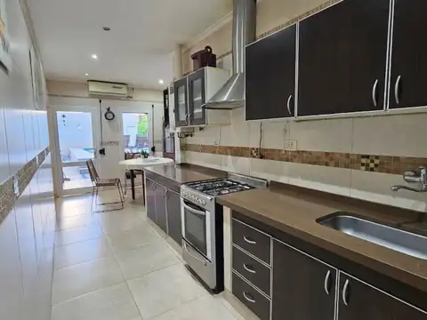 Casa 8 ambientes con 4 baños