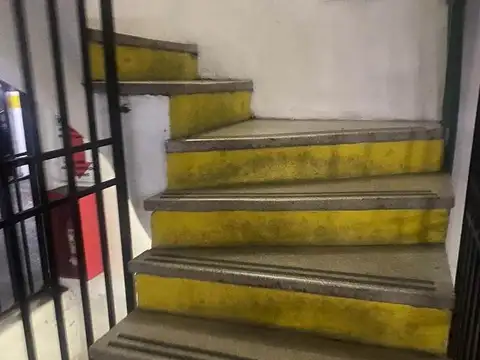 Cochera en el primer piso con seguridad 24hs con encargado. Acceso por escaleras. Scola Inmobiliaria