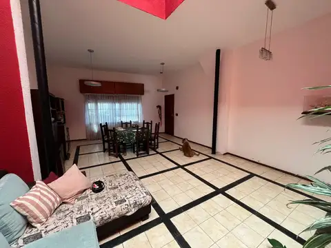 Hermosa casa 4 ambientes con garage, patio con parrilla  y terraza.