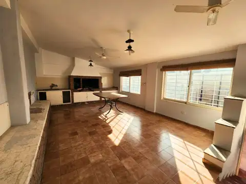 Casa 10 ambientes con 2 baños