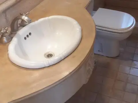 Casa 5 ambientes con 2 baños