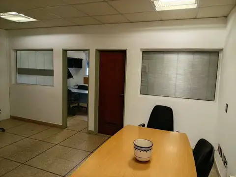Oficina en Alquiler con 2 cocheras