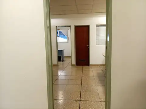 Oficina 5 ambientes con 2 baños