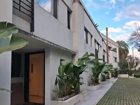 Casa en Alquiler con 2 cocheras