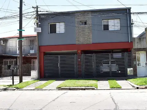 CASA DE 4 DORMITORIOS, 2 COCHERAS Y PATIO CON PISCINA