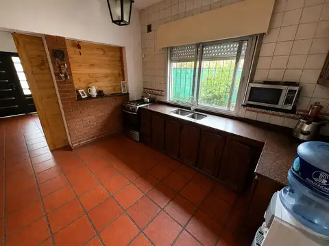 Casa 5 ambientes con 2 baños