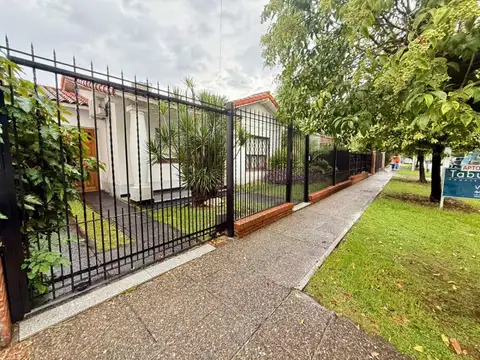 Casa de 4 Ambientes Sobre Lote de 500 m² en Excelente Zona Residencial de Castelar