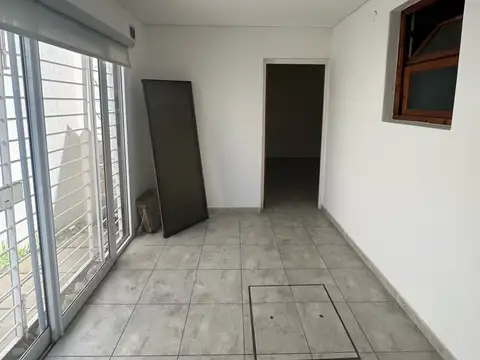 Casa en venta, 3 ambientes con patio, lote propio, en Villa Devoto