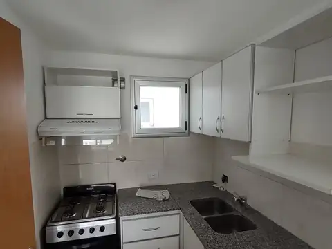 18/39 depto. al frente- 1 dormitorio con cochera- Balcon- Excelente estado