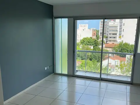 18/39 depto. al frente- 1 dormitorio con cochera- Balcon- Excelente estado