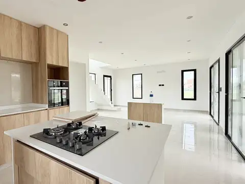 Casa en Venta con 4 cocheras