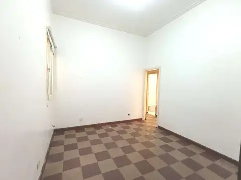 Edificio PH PB lateral 2 1/2 Amb.cómodos Cocina grande  Patio C/Lavadero - Edificio tiene terraza