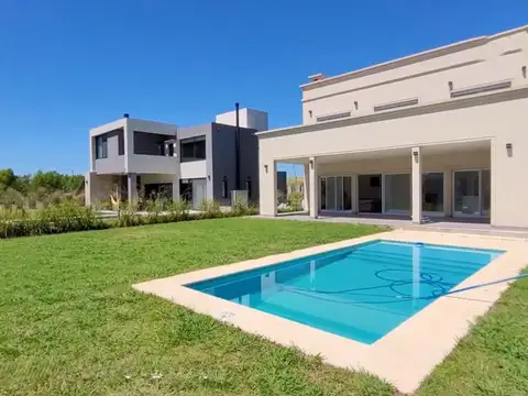 VENTA DE CASA EN ARAUCARIAS- PUERTOS