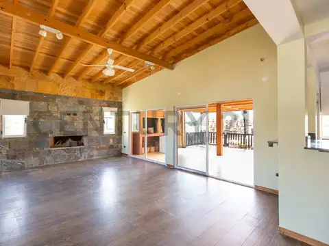 Casa en Alquiler con 2 cocheras