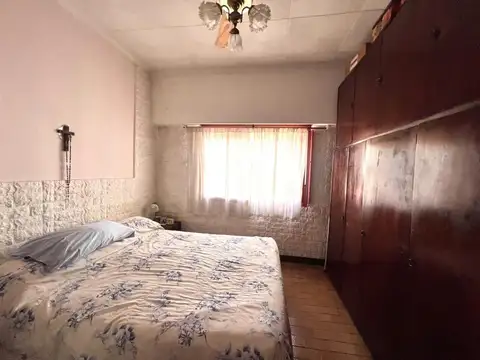 Casa en lote propio de 3 ambientes con fondo parquizado