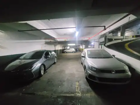 COCHERAS EN EDIFICIO DE OFICINAS Y COCHERAS - SOBRE AV 9 DE JULIO - RAPIDA SALIDA NORTE Y SUR - BAJAS EXPENSAS