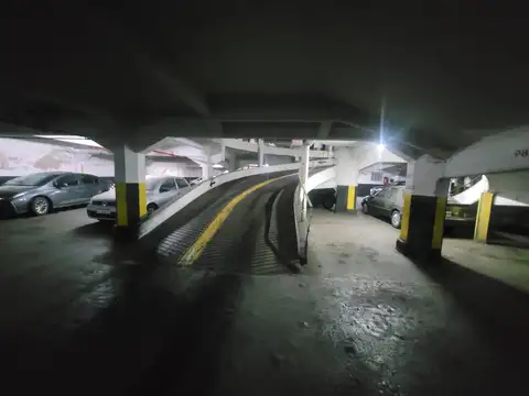 COCHERAS EN EDIFICIO DE OFICINAS Y COCHERAS - SOBRE AV 9 DE JULIO - RAPIDA SALIDA NORTE Y SUR - BAJAS EXPENSAS