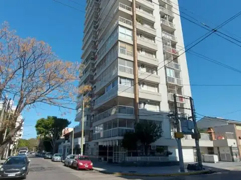 EXCELENTE DEPTO. 2 AMB. CON 2 BALCONES Y BAULERA