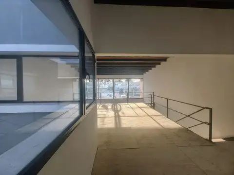 Local comercial en alquiler sobre Av. 520