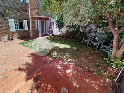 Casa en venta en Olivos, dos plantas, 4 dormitorios, garaje, jardín.