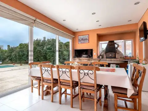 Casa 8 ambientes con 3 baños