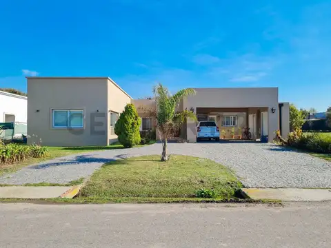 CASA EN VENTA EN LOMAS DE CITY BELL, 4 DORMITORIOS