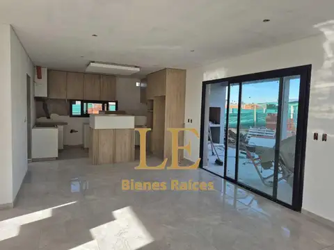 Casa 5 ambientes con 3 baños