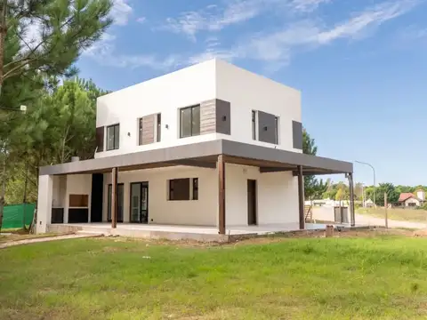 Casa 4 Ambientes A Estrenar. Barrio Náyades. Pinamar.