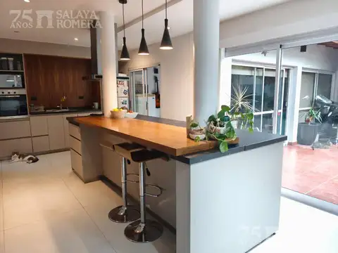 Casa en Venta  dos plantas,  4ambientes actualizada  3 dormitorios Florida Oeste
