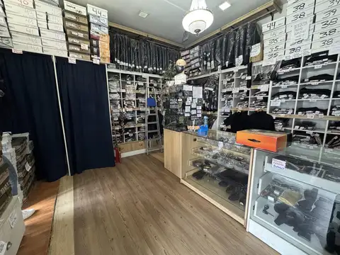 Gran oportunidad de Casa de 4 ambientes, con dos Locales y Amplio galpón en Escobar centro!