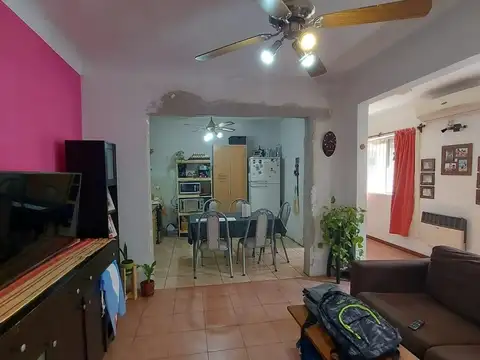 Casa 4 ambientes con 2 baños