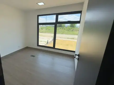 Oficina 17 ambientes con 5 baños