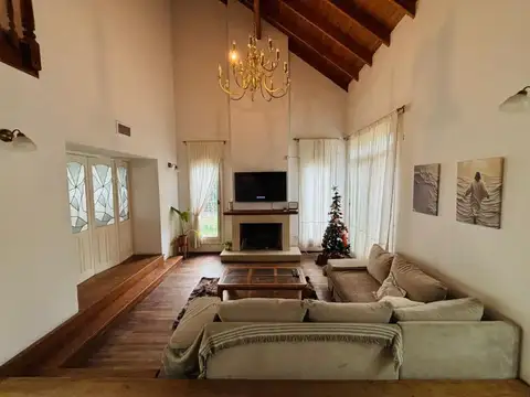 Casa 5 ambientes con 3 baños