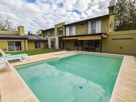 Casa 8 ambientes con 3 baños