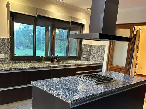 Casa en Alquiler con 2 cocheras