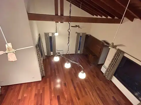 Casa en Alquiler con 2 cocheras