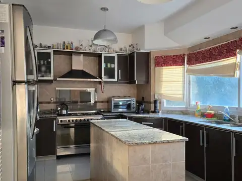 Casa 5 ambientes con 4 baños