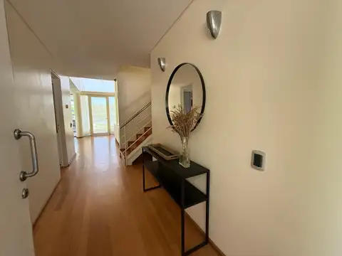 Casa 5 ambientes con 4 baños