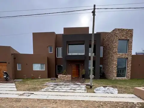 Venta Imponente casa en Capitán Sarmiento